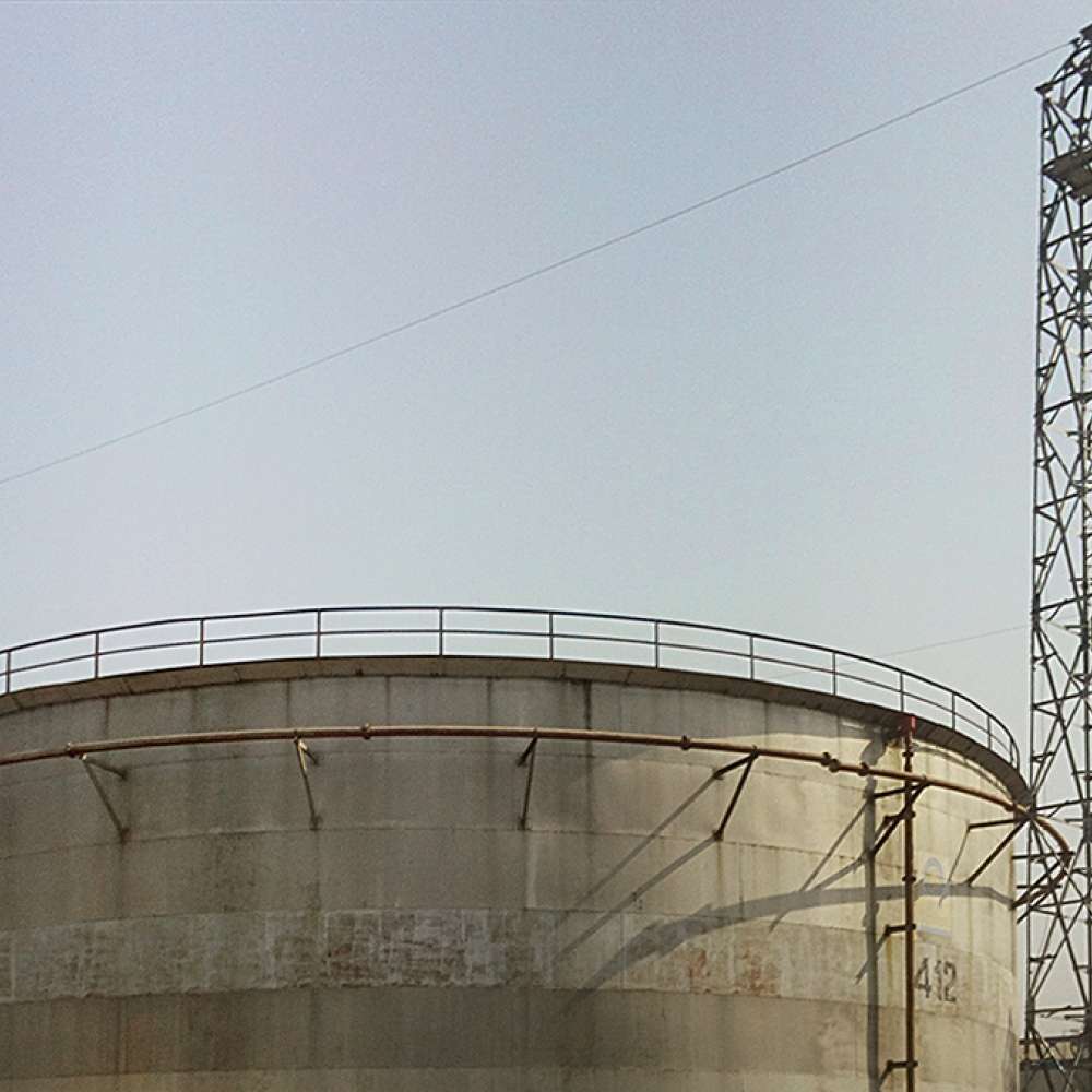 Blitz- und Überspannungsschutz für Tanklager - DEHN