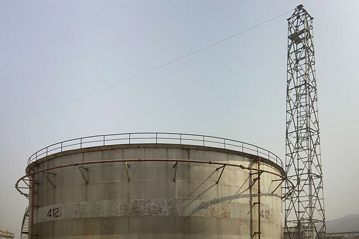 Blitz- und Überspannungsschutz für Tanklager - DEHN